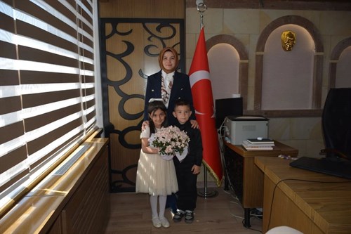 Kaymakamız Sn. Esra BOZAN,  Makam Koltuğunu "23 Nisan Ulusal Egemenlik ve Çocuk Bayramı" Dolayısıyla Çocuklara Devretti.