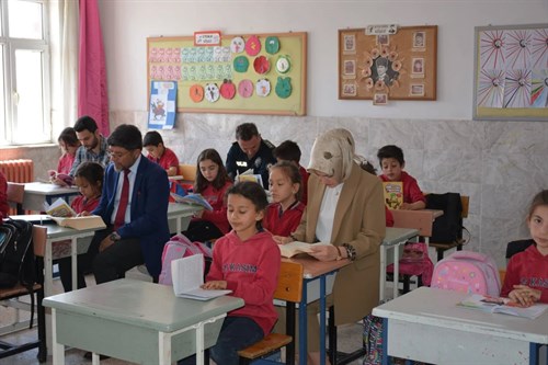 İlçemiz Kaymakamı Sn. Esra BOZAN İlk ve Orta Okullarda Düzenlenen Okuma Etkinliğine Katıldı.